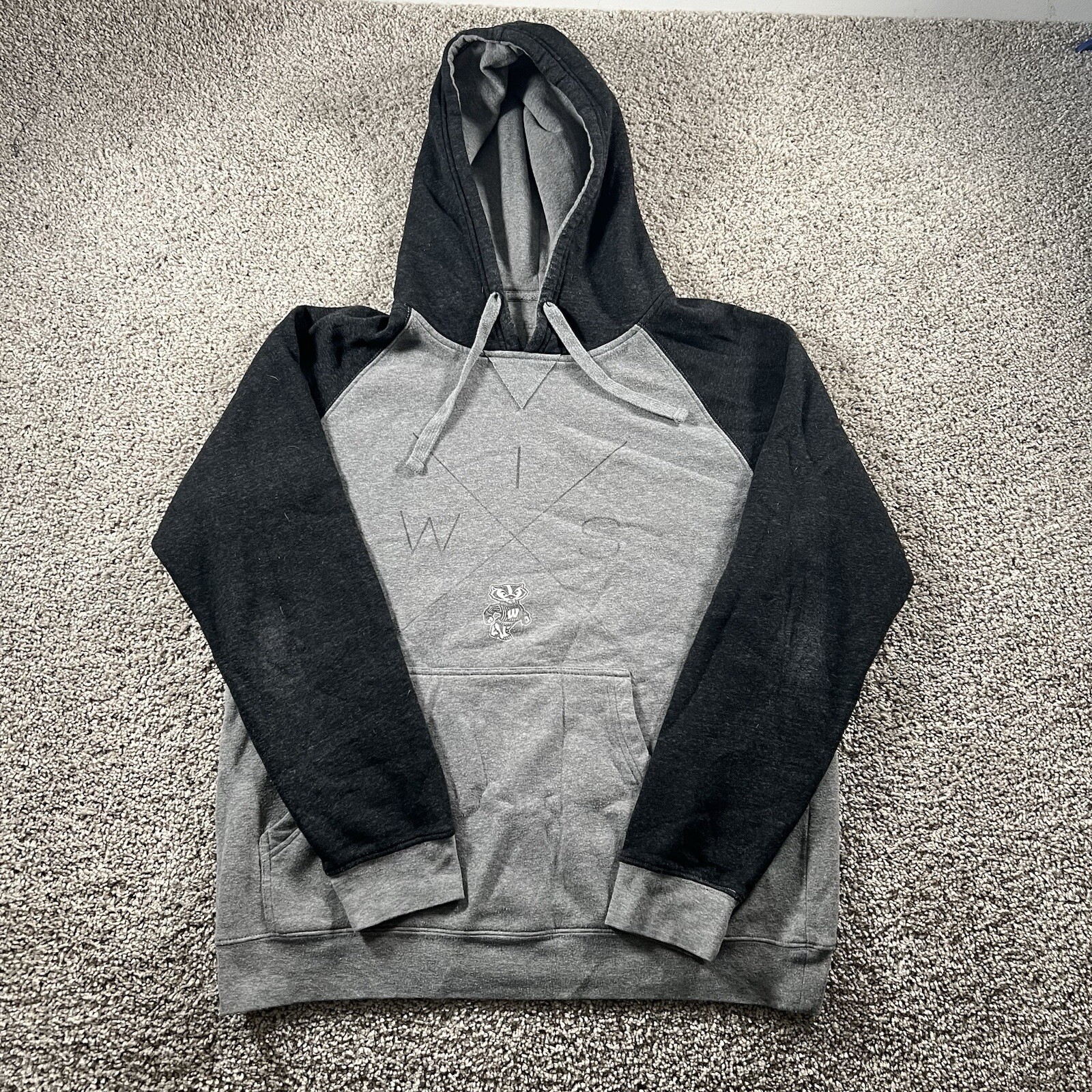 Vintage Wisconsin Badgers Sweater Mens Large Gray Faded NCAA Hoodie Streetwear