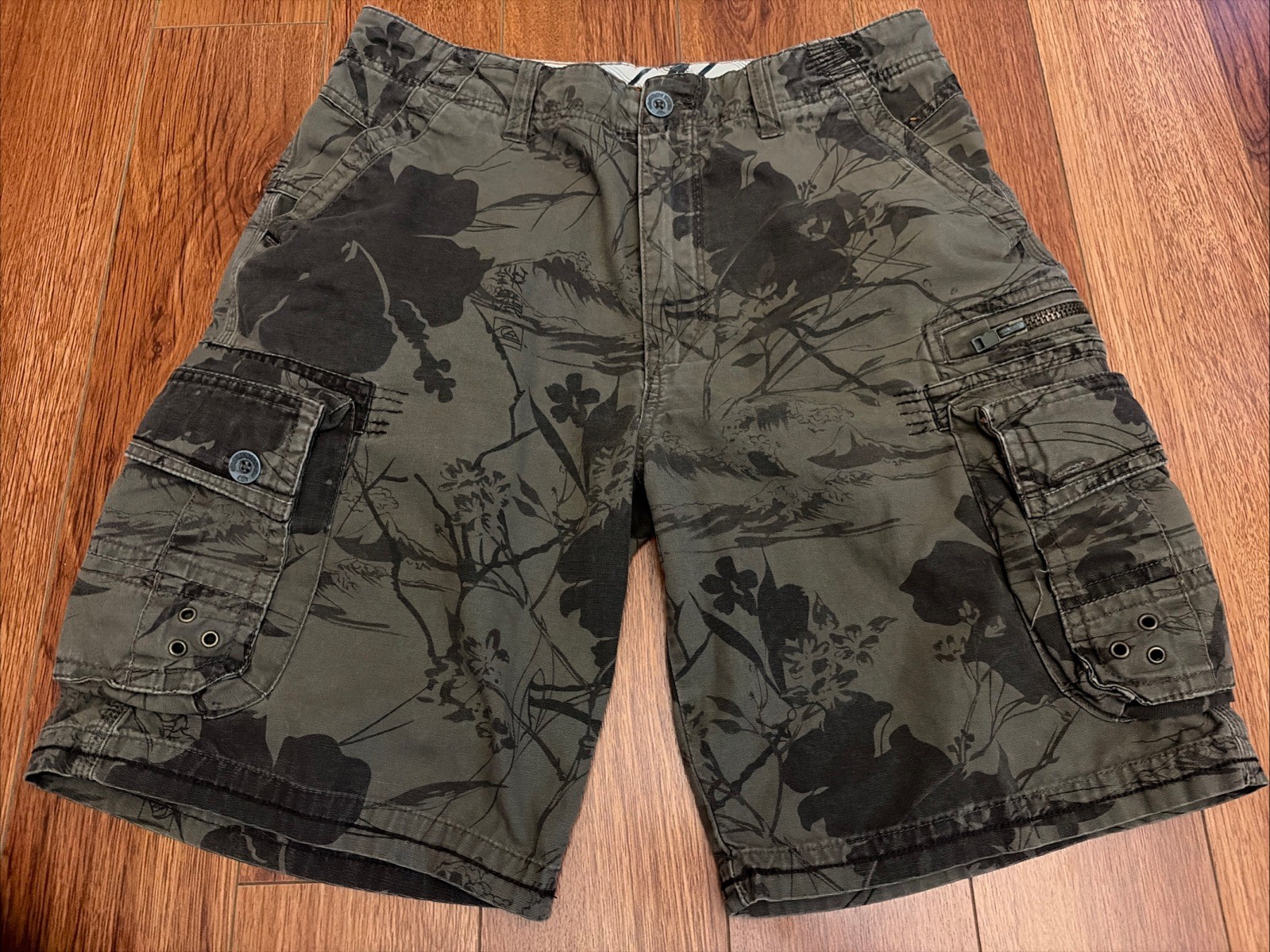 Quicksilver Men’s Camo Hawaiian Cargo Shorts Size 32 Y2K Retro