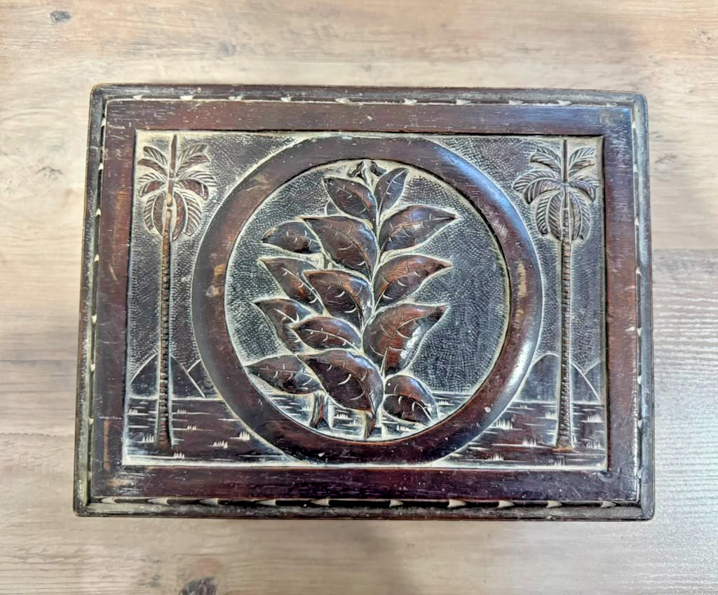 RAREST VINTAGE CIGAR HUMIDOR Wooden CARVED TOBACCO LEAF PALMA REAL 1930s EMPTY RAREST VINTAGE CIGAR HUMIDOR Wooden CARVED TOBACCO LEAF PALMA REAL 1930s EMPTY