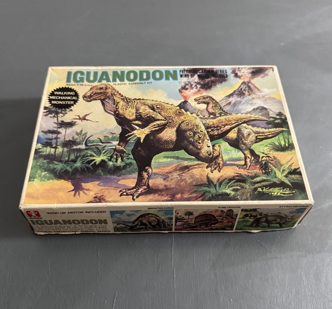 Bandai Vintage Motorized Iguanodon Walking Mechanical Dinosaur Model Kit In Box Bandai Vintage Motorized Iguanodon Walking Mechanical Dinosaur Model Kit In Box