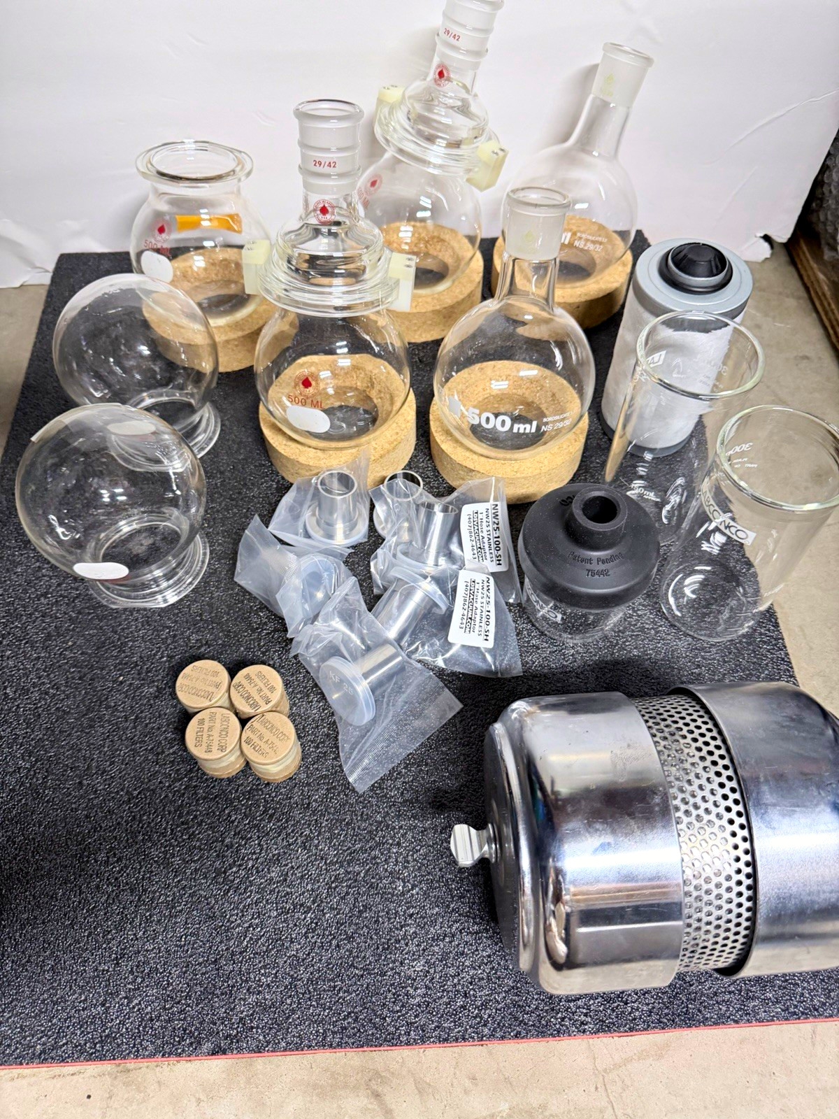 Laboratory glassware lot. Laboratory glassware lot.