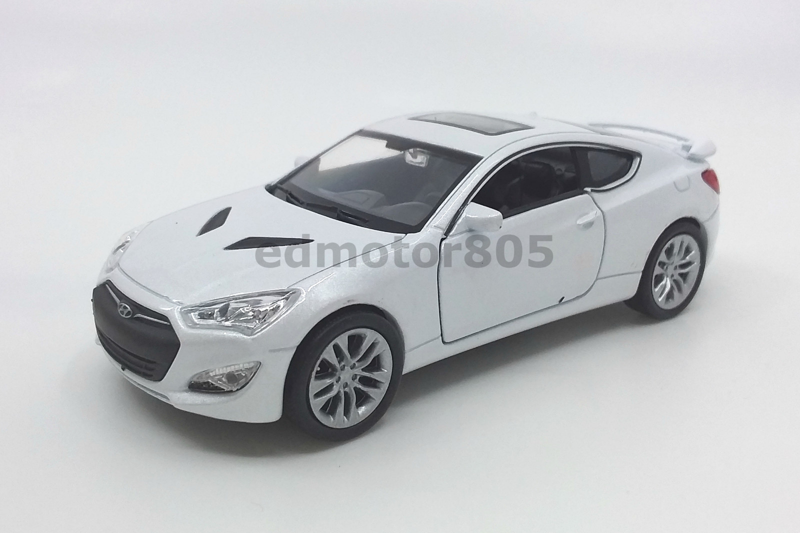 Hyundai GENESIS Coupe 1:34-1:39 Die Cast Car White/Red/Gold Collection New