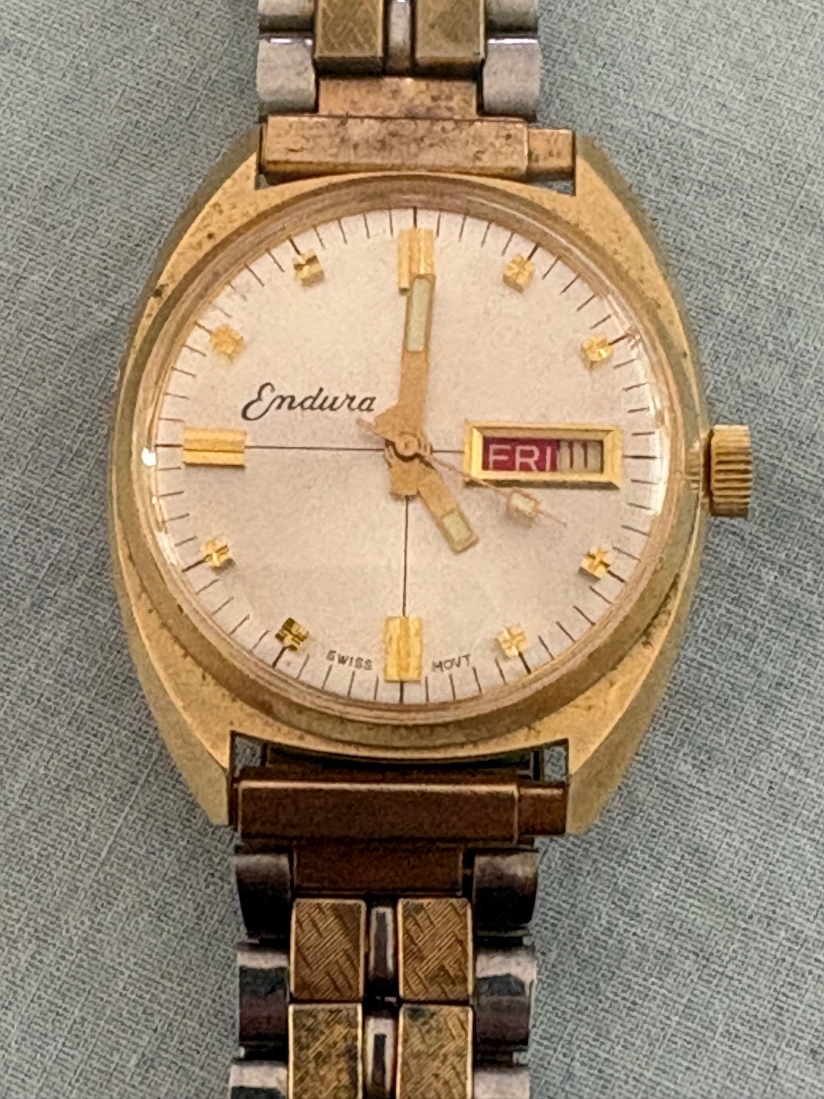 Vintage Endura Day/Date Hand-Wind Swiss Watch -- Watch Runs,Day /Date Work -READ Vintage Endura Day/Date Hand-Wind Swiss Watch -- Watch Runs,Day /Date Work -READ