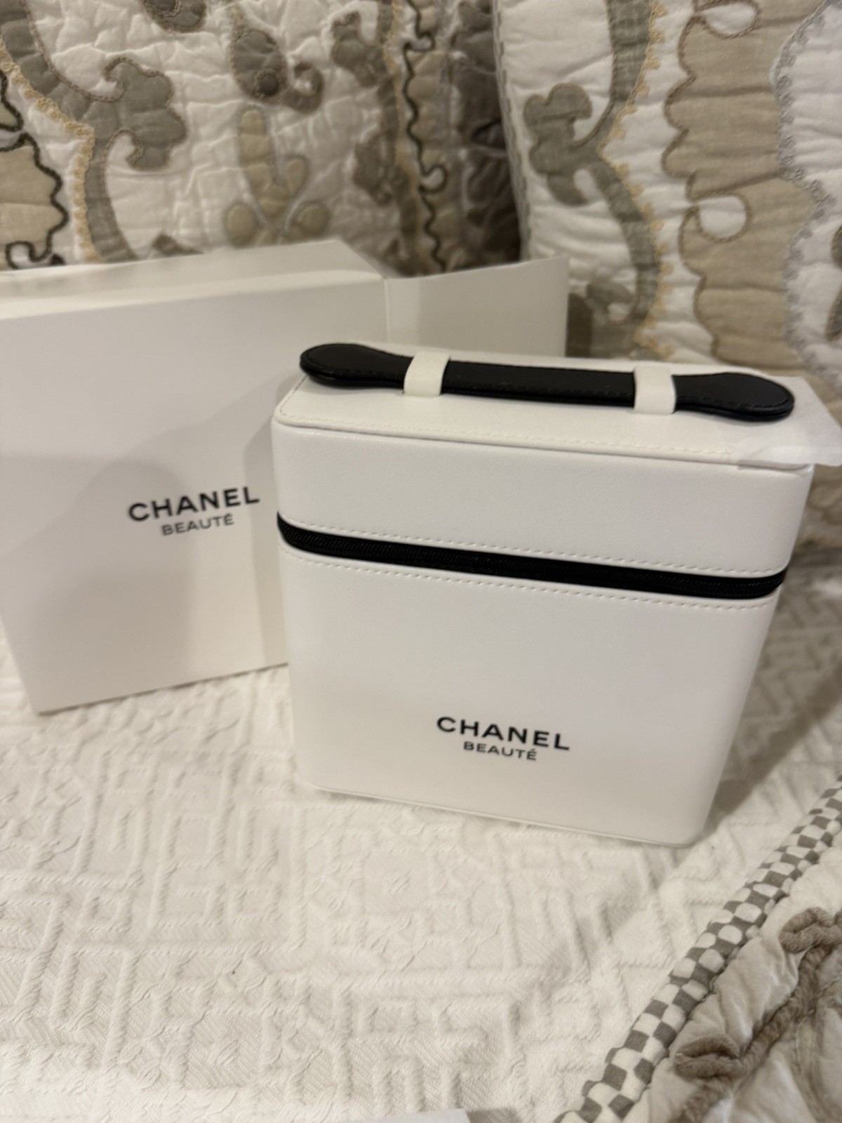 NIB white CHANEL Beaute Exclusive Makeup vanity Cosmetic Case 