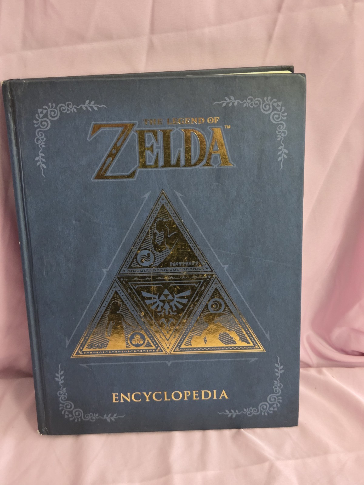 The Legend of Zelda Encyclopedia Hardcover Nintendo Dark Horse - Good Condition The Legend of Zelda Encyclopedia Hardcover Nintendo Dark Horse - Good Condition