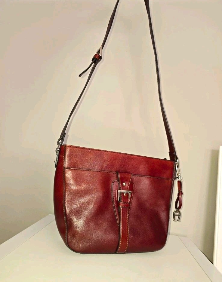 Etienne Aigner Burgundy Logo Crossbody Bag Zip Detachable Strap Silver Hardware Etienne Aigner Burgundy Logo Crossbody Bag Zip Detachable Strap Silver Hardware