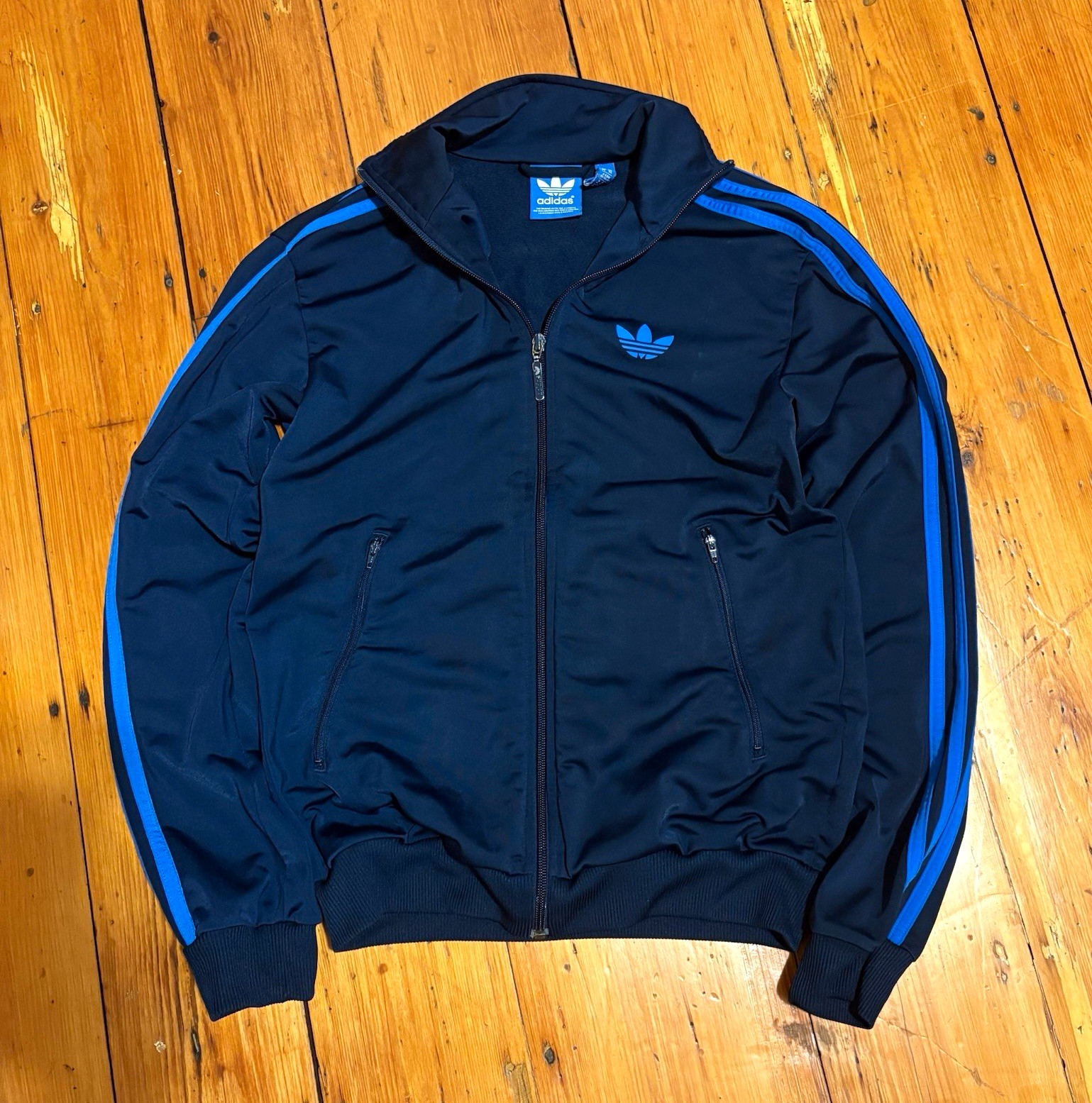 adidas Originals Men\'s Full-Zip Track Jacket Black/Blue Graphic Logo XS adidas Originals Men\'s Full-Zip Track Jacket Black/Blue Graphic Logo XS