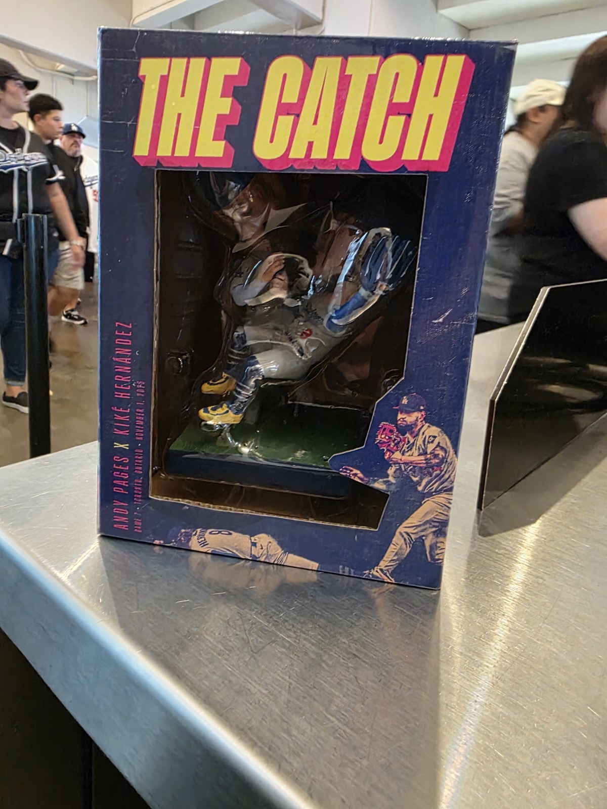2026 “The Catch “ Los Angeles Dodgers Bobble Head, Kiki Hernandez ande Pages