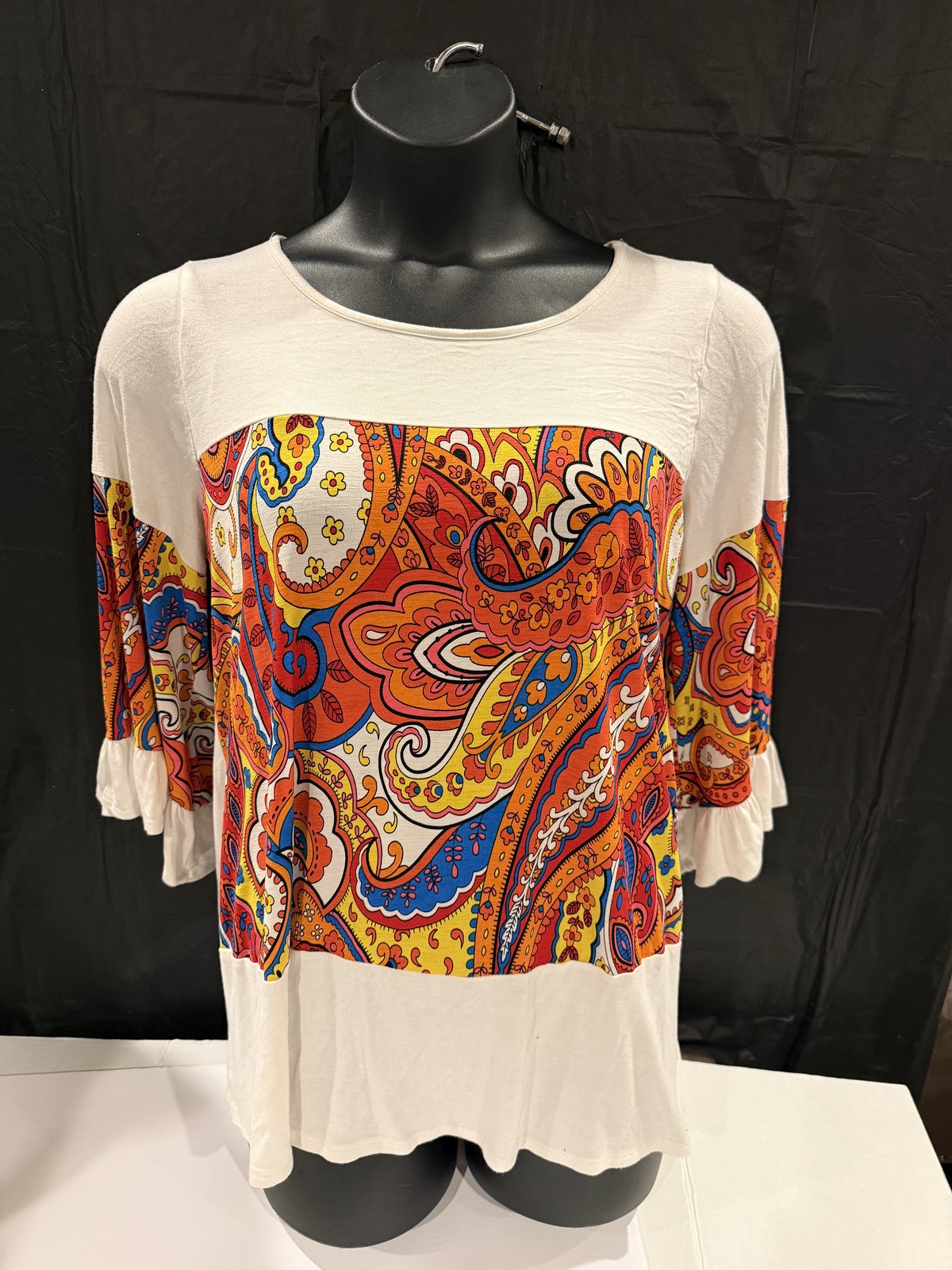 White paisley print blouse colorful vibrant comfortable unique Size woman size M White paisley print blouse colorful vibrant comfortable unique Size woman size M