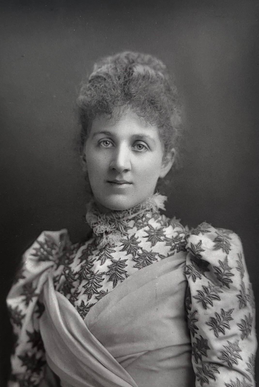 Beautiful portrait of soprano Liza Lehmann 1892 by W & D Downey