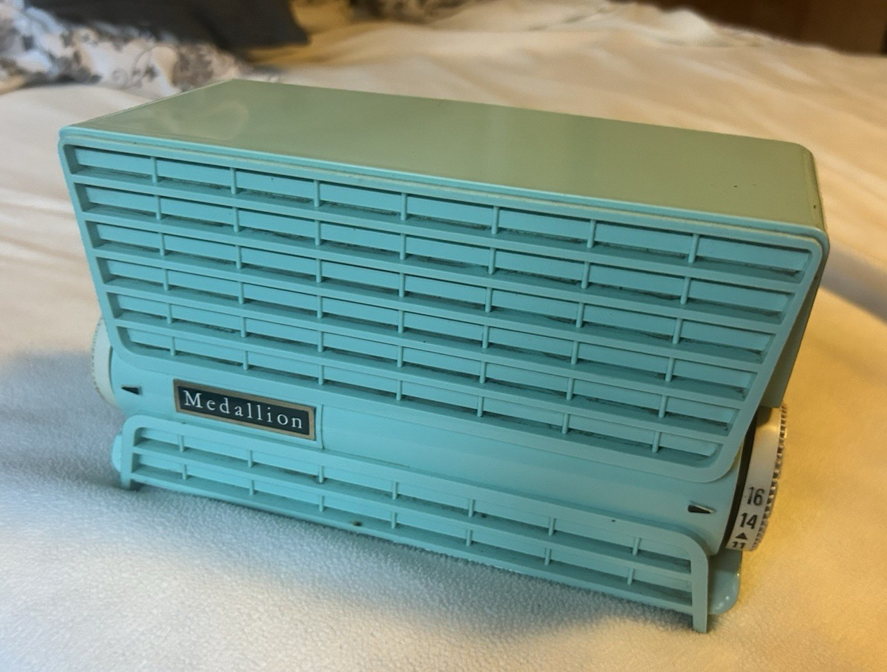 VINTAGE BEAUTIFUL ICE GREEN MEDALLION ELECTRIC AM RADIO ARVIN INDUSTRIES
