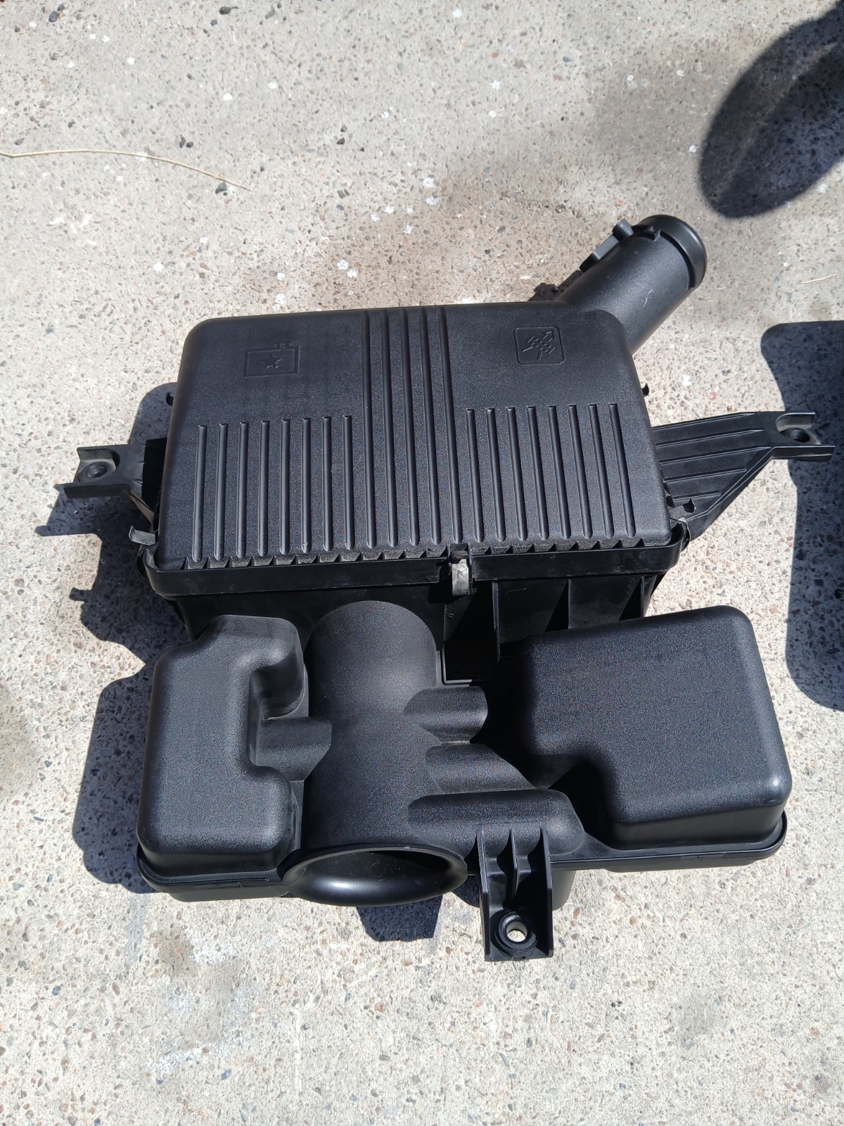 06-10 PONTIAC SOLSTICE SKY 2.4L AIR INTAKE CLEANER FILTER BOX W MAF SENSOR OEM 06-10 PONTIAC SOLSTICE SKY 2.4L AIR INTAKE CLEANER FILTER BOX W MAF SENSOR OEM