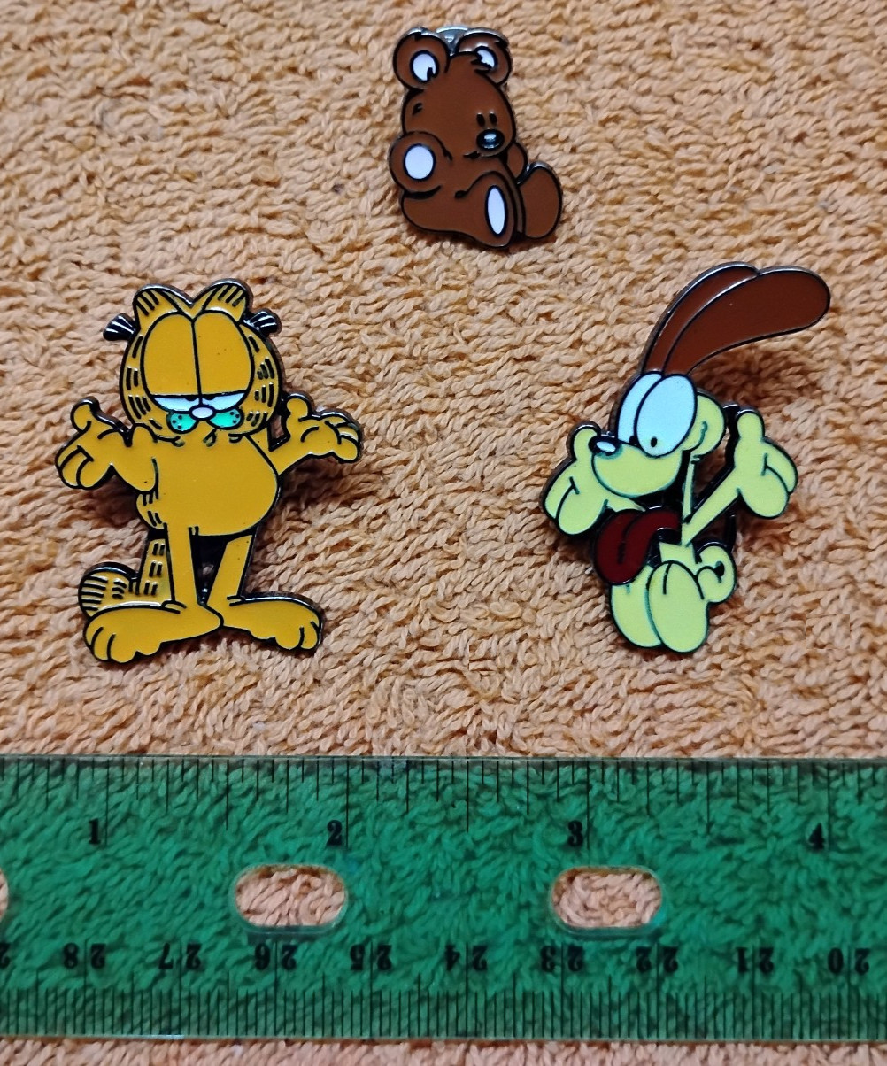 New GARFIELD AND ODIE & BEAR PIN SET Metal Enamel Lapel Lot Brooch Pins Cat Dog
