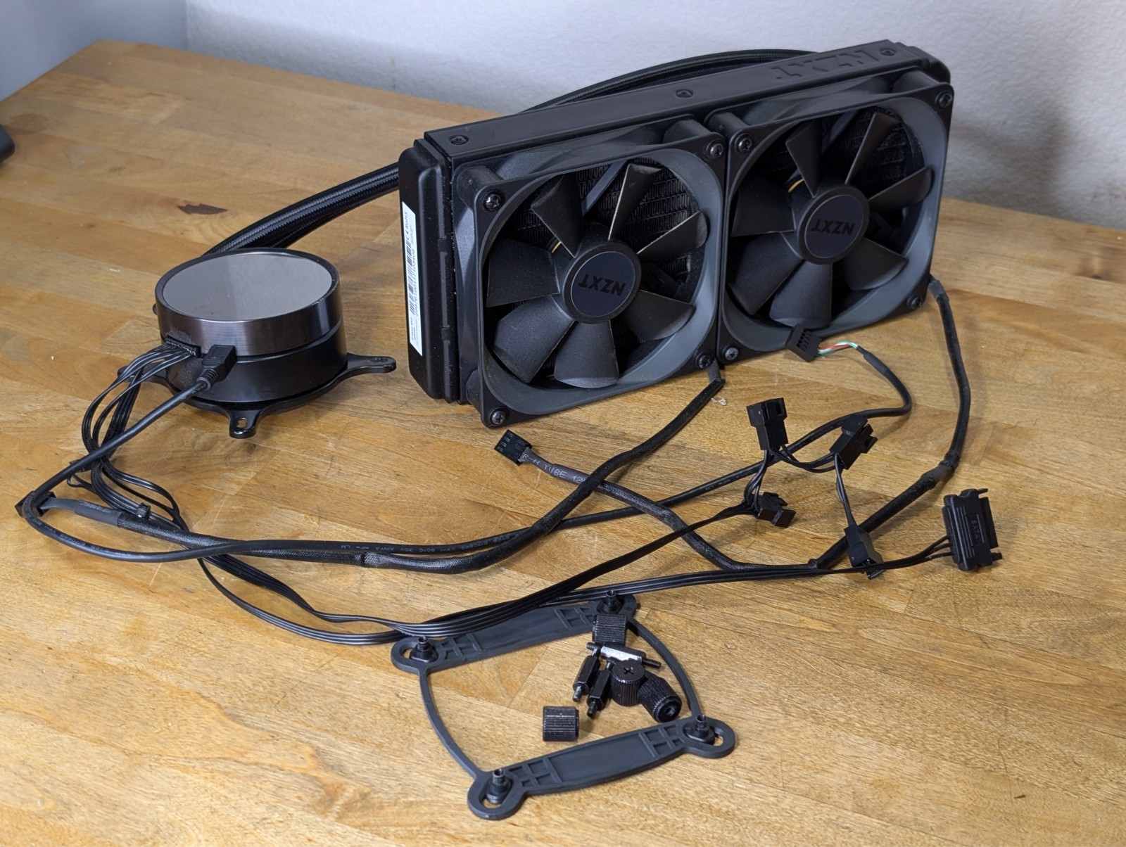 NZXT Kraken X52 240mm Liquid CPU Cooler 2x 120mm Multicolor Fans & AMD Bracket NZXT Kraken X52 240mm Liquid CPU Cooler 2x 120mm Multicolor Fans & AMD Bracket