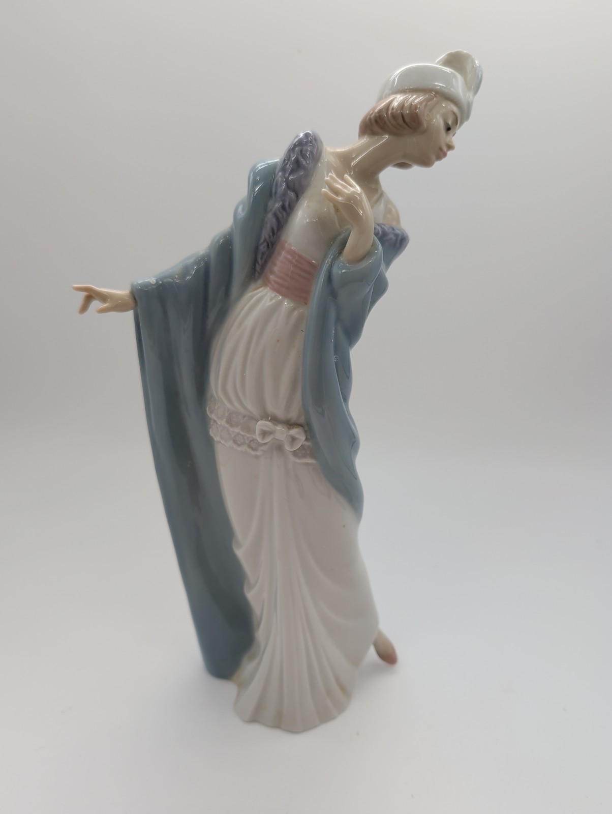 Lladro 5193 The Flirt Porcelain Figurine Lady Cloche Hat 10 Lladro 5193 The Flirt Porcelain Figurine Lady Cloche Hat 10