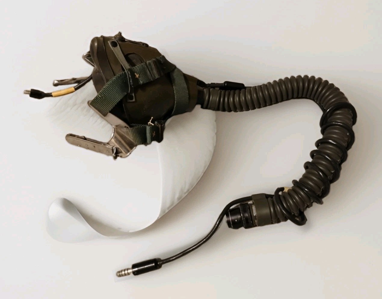 Vintage USAF MBU-5/P Pilot Oxygen Mask Long Narrow Scott Sierra (B) Vintage USAF MBU-5/P Pilot Oxygen Mask Long Narrow Scott Sierra (B)