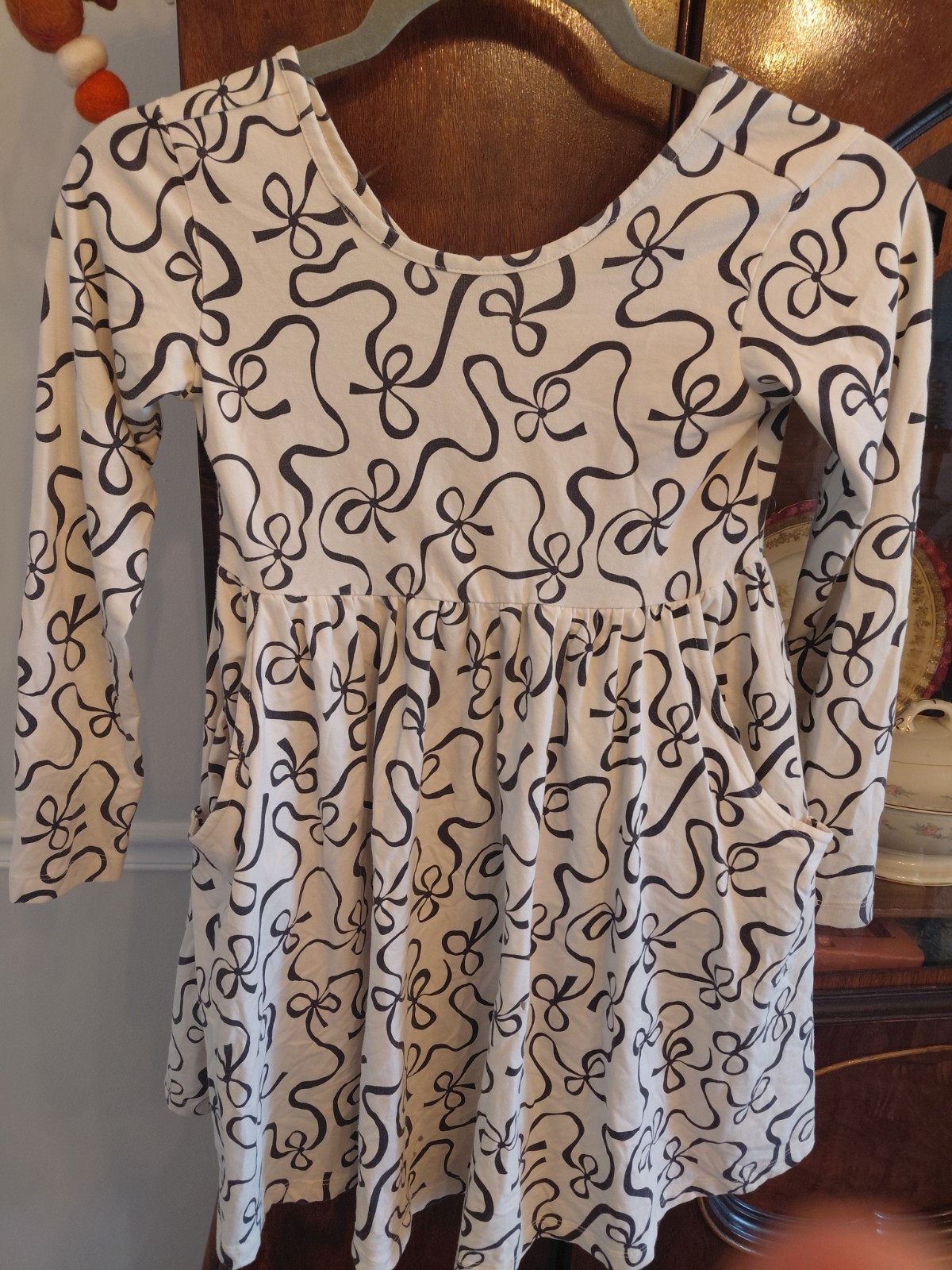 Girls dress size 8. Hanna Andersson. Ivory holiday dress with black bows