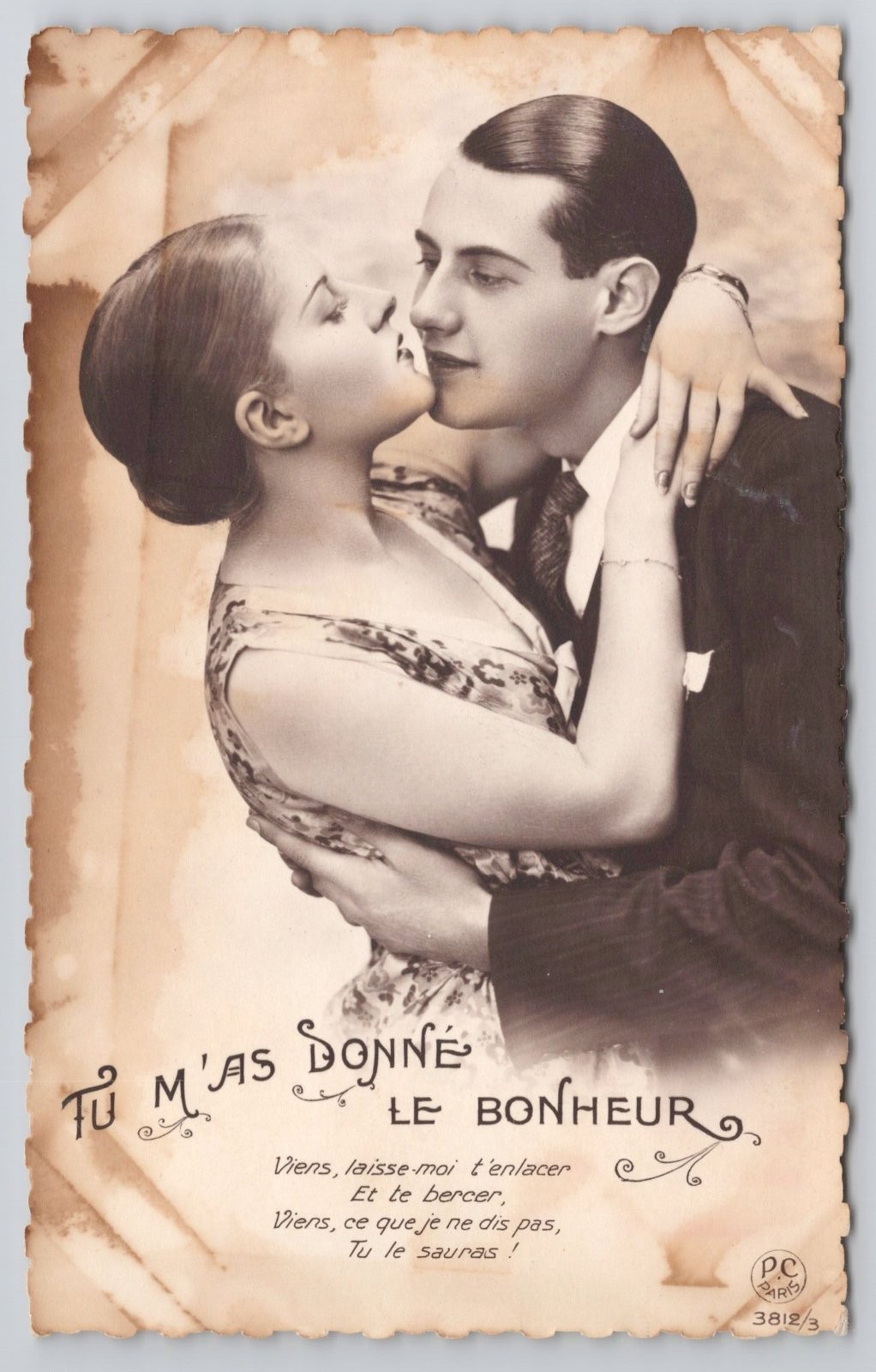 c1910s Tu M\'as Donné Le Bonheur French Motto Couple Kissing P-C Paris a23978