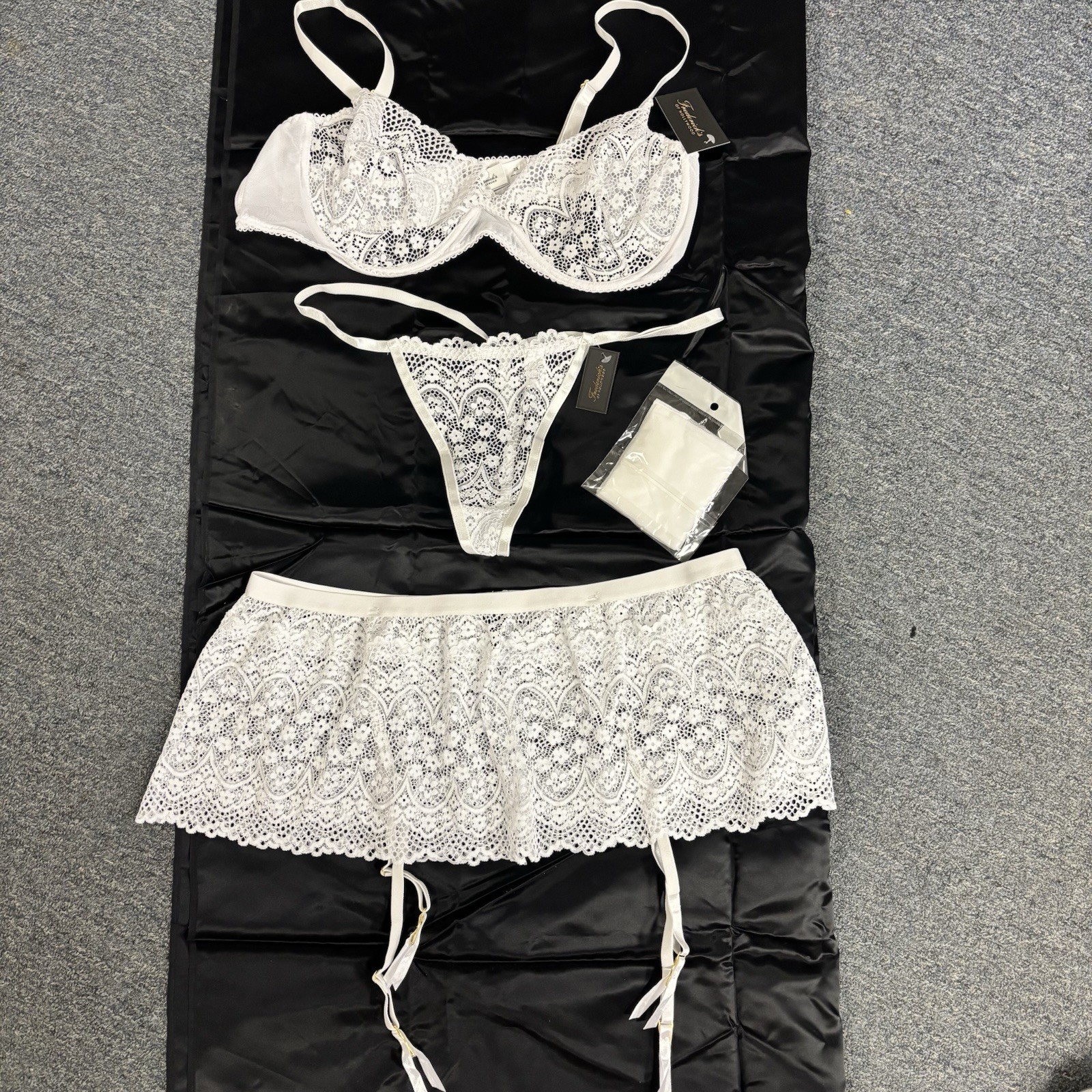 NWT Frederick’s Of Hollywood Lia White Floral Lace Bra Set & Garter Belt Size 2X