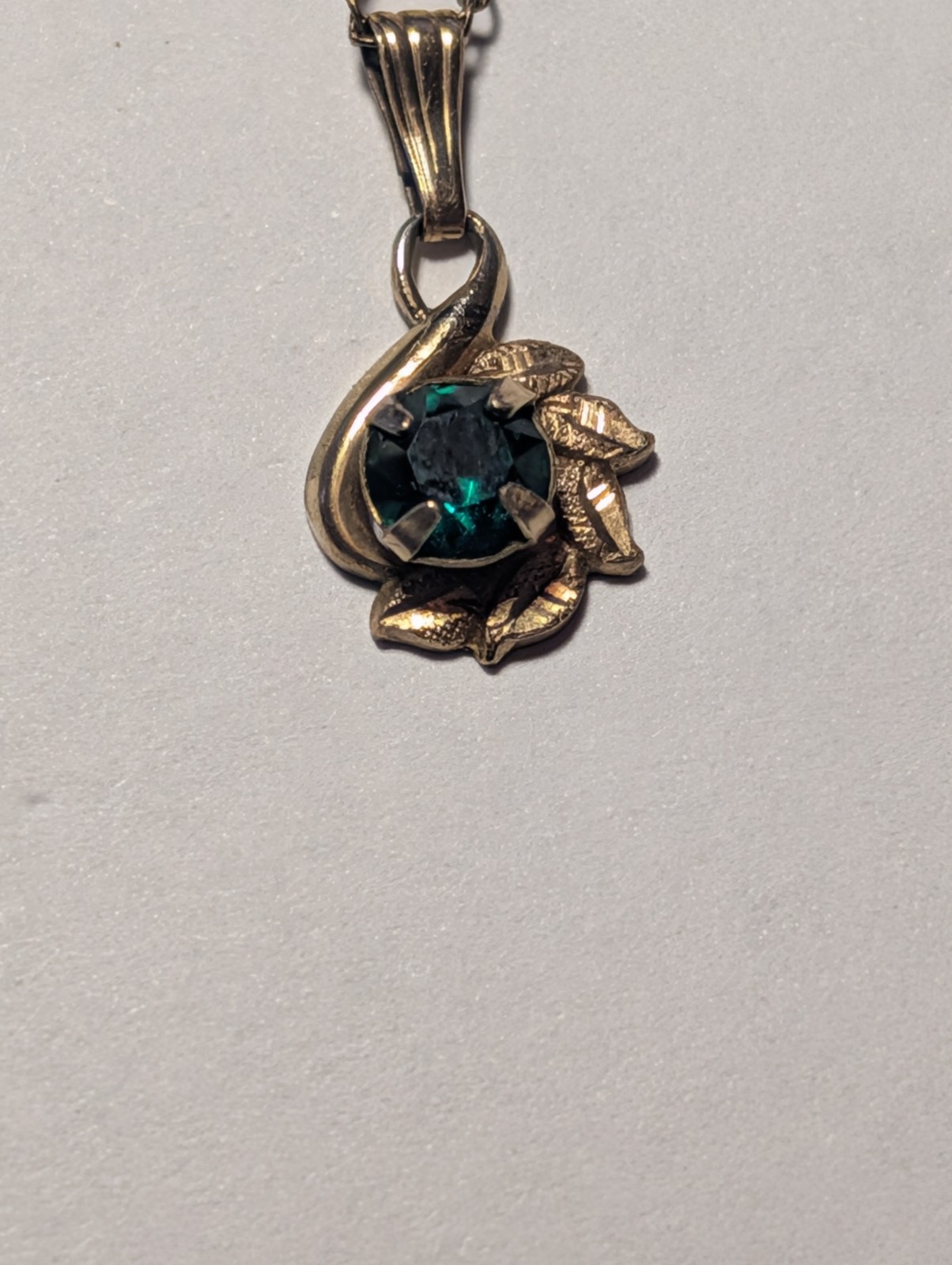 Vintage 12K Gold Filled Leaf Textured Pendant Necklace Faceted Green Stone 1.44g