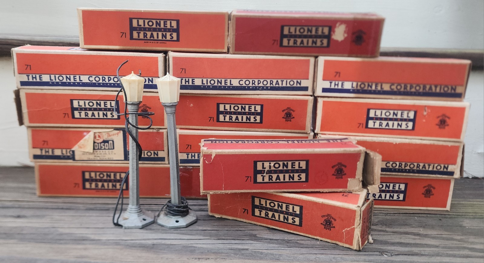 POSTWAR LIONEL #71 LAMP POSTS X 16, BOXED~ UNTESTED NEW OLD STOCK