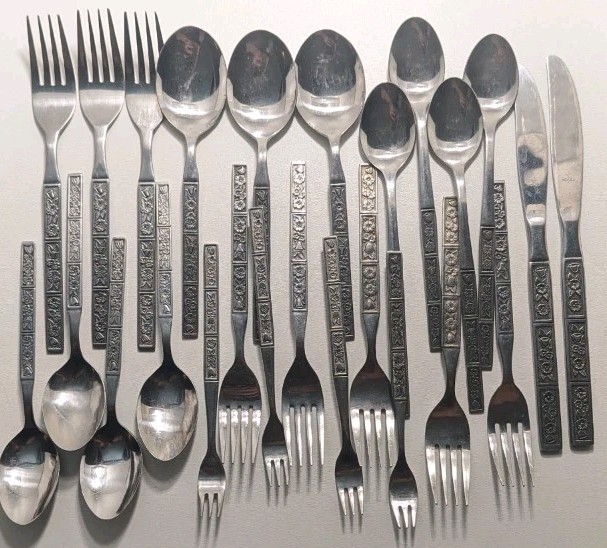 Oneida Northland Spring Fever flatware lot 25 Pc Oneida Northland Spring Fever flatware lot 25 Pc