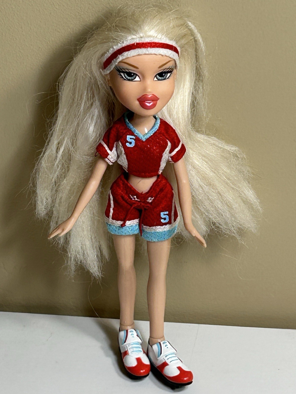 VTG Bratz Play Sportz Soccer Cloe Doll 2001 MGA  Clothes  Headband & Shoes - B49