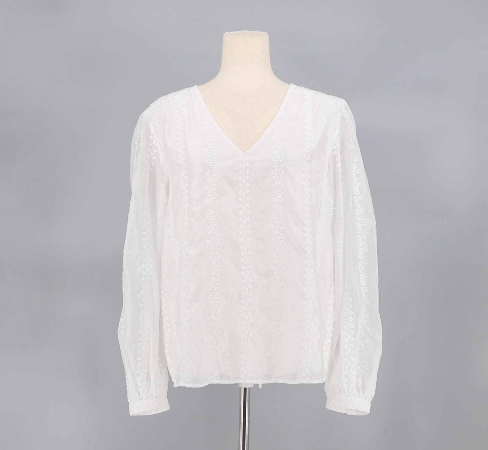 NWT ANN TAYLOR White Embroidered V-Neck Popover Blouse Size M NWT ANN TAYLOR White Embroidered V-Neck Popover Blouse Size M