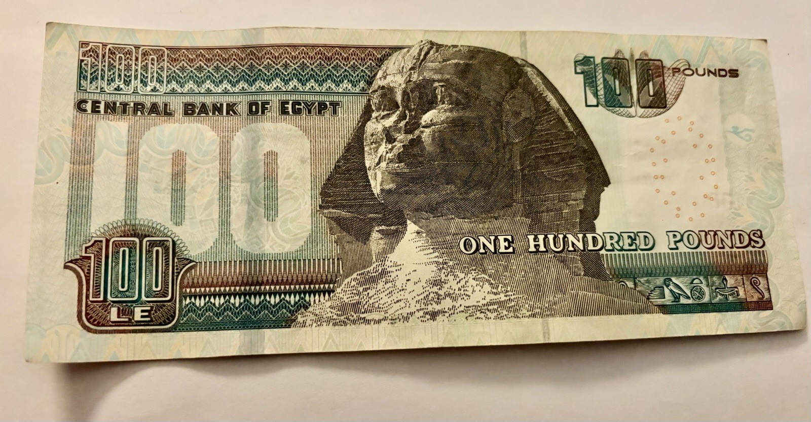 10 banknotes of 100 Egyptian Pounds banknote, 2021 features great sphinx.  