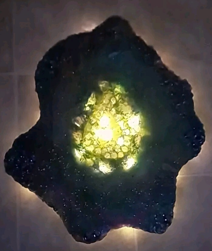 Geode crystal Hand Made from resin - 24 x 21 - Light Timer - Ready to hang Geode crystal Hand Made from resin - 24 x 21 - Light Timer - Ready to hang