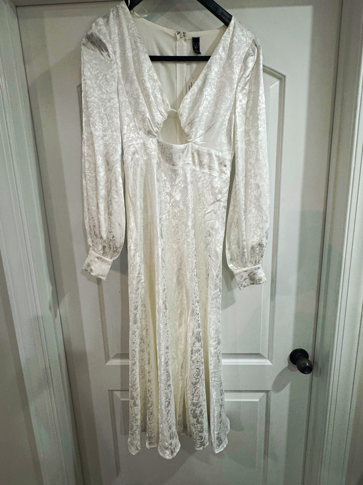 Windsor Women’s White Floral Jacquard Satin V-Neck Puff Sleeve Midi Dress S