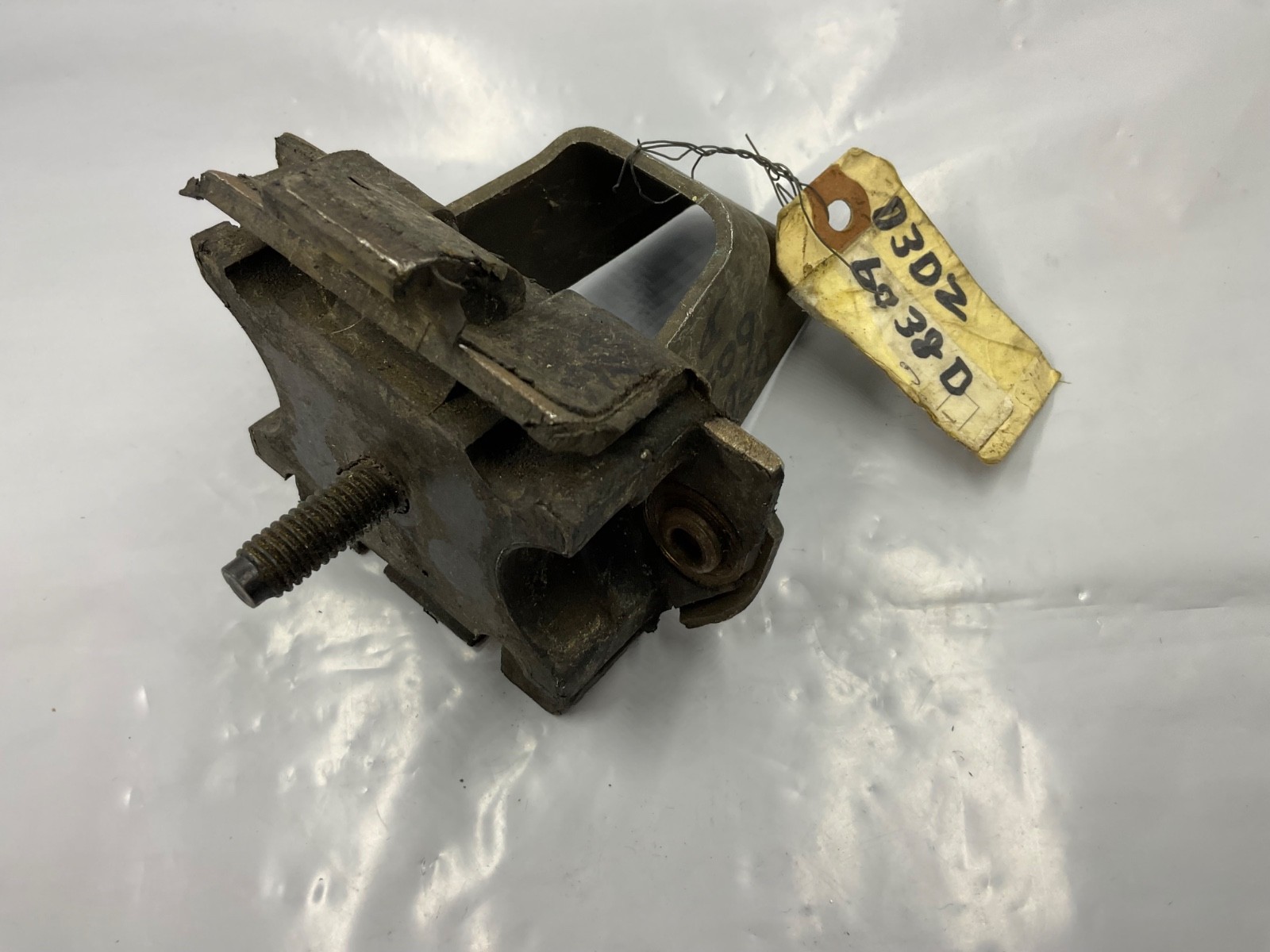 Ford D3DZ-6038-D NOS RH Motor Mount For 1971-1977 Maverick And Comet For Inline6 Ford D3DZ-6038-D NOS RH Motor Mount For 1971-1977 Maverick And Comet For Inline6