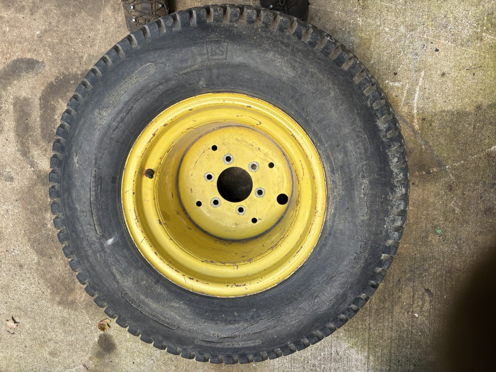VINTAGE JOHN DEERE  650  TRACTOR -REAR TIRE & WHEEL ASSEMBLY -31 x 15.5-15
