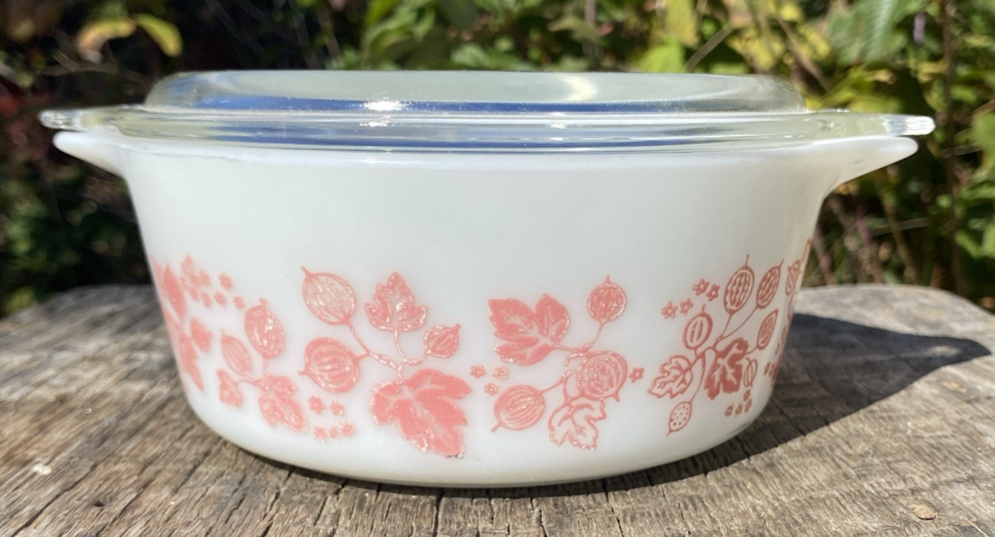 Vintage Pyrex Pink Gooseberry 472 Round Casserole Dish 1 1/2 PT with Lid