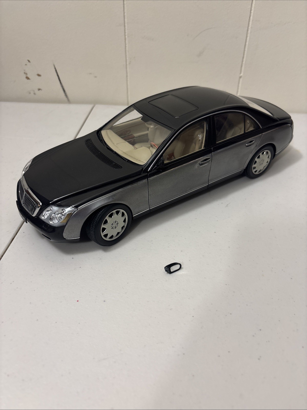 1:18 AUTO ART MERCEDES MAYBACH BLACK ON SILVER AMZ #1597 SEE DESCRIPTION
