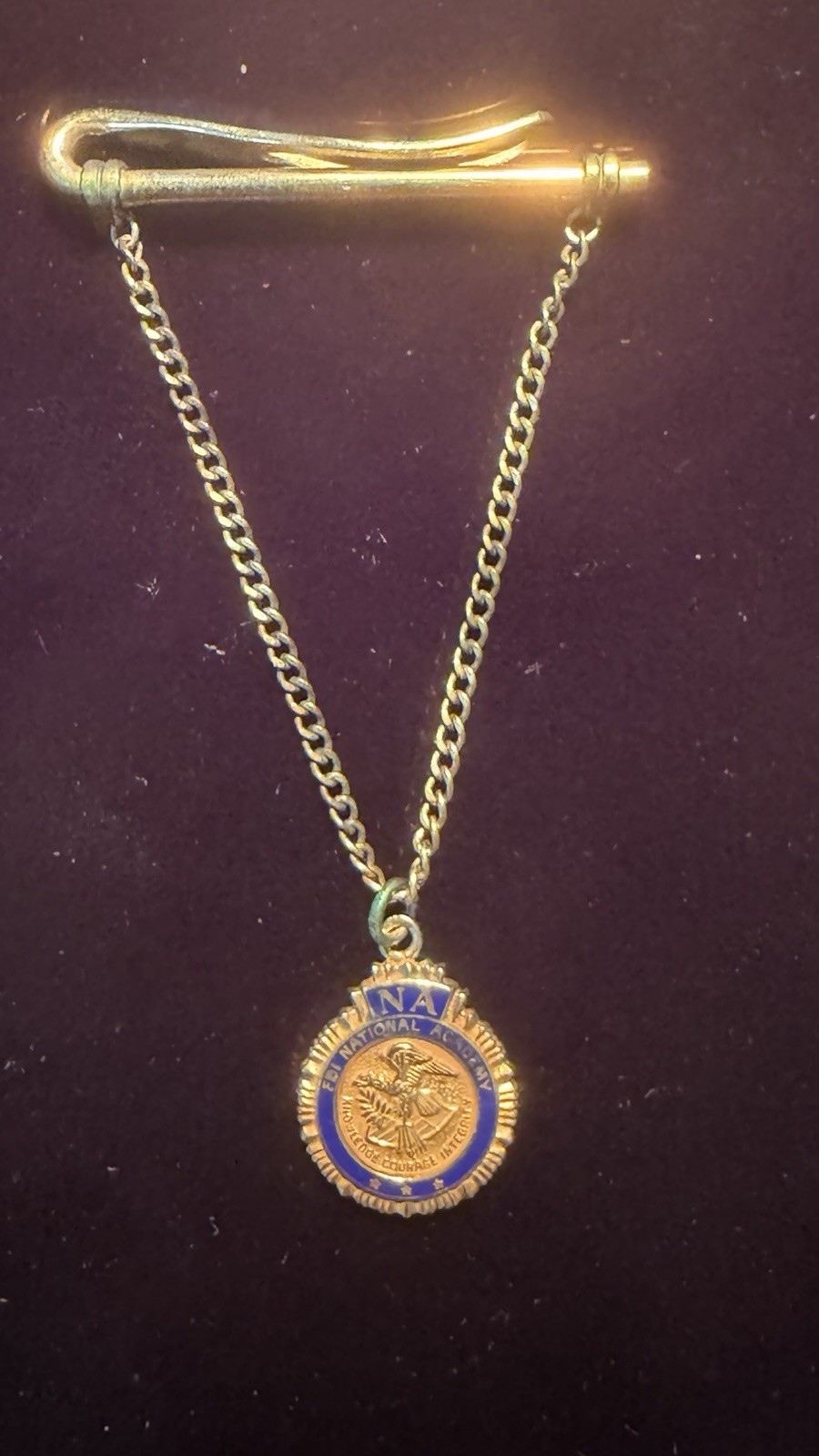 GOLD FBI NATIONAL ACADEMY FEDERAL BUREAU OF INVESTIGATIONS PENDANT & TIE CLASP GOLD FBI NATIONAL ACADEMY FEDERAL BUREAU OF INVESTIGATIONS PENDANT & TIE CLASP
