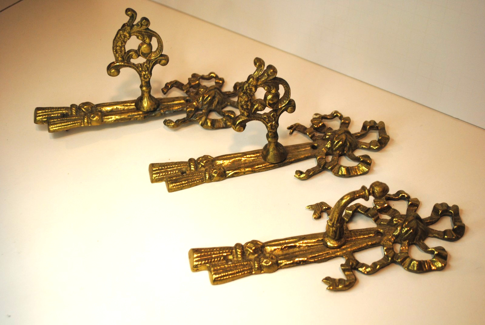 SET OF (3) ANTIQUE BRASS WALL HANGERS DECORATIVE BOWS SET OF (3) ANTIQUE BRASS WALL HANGERS DECORATIVE BOWS