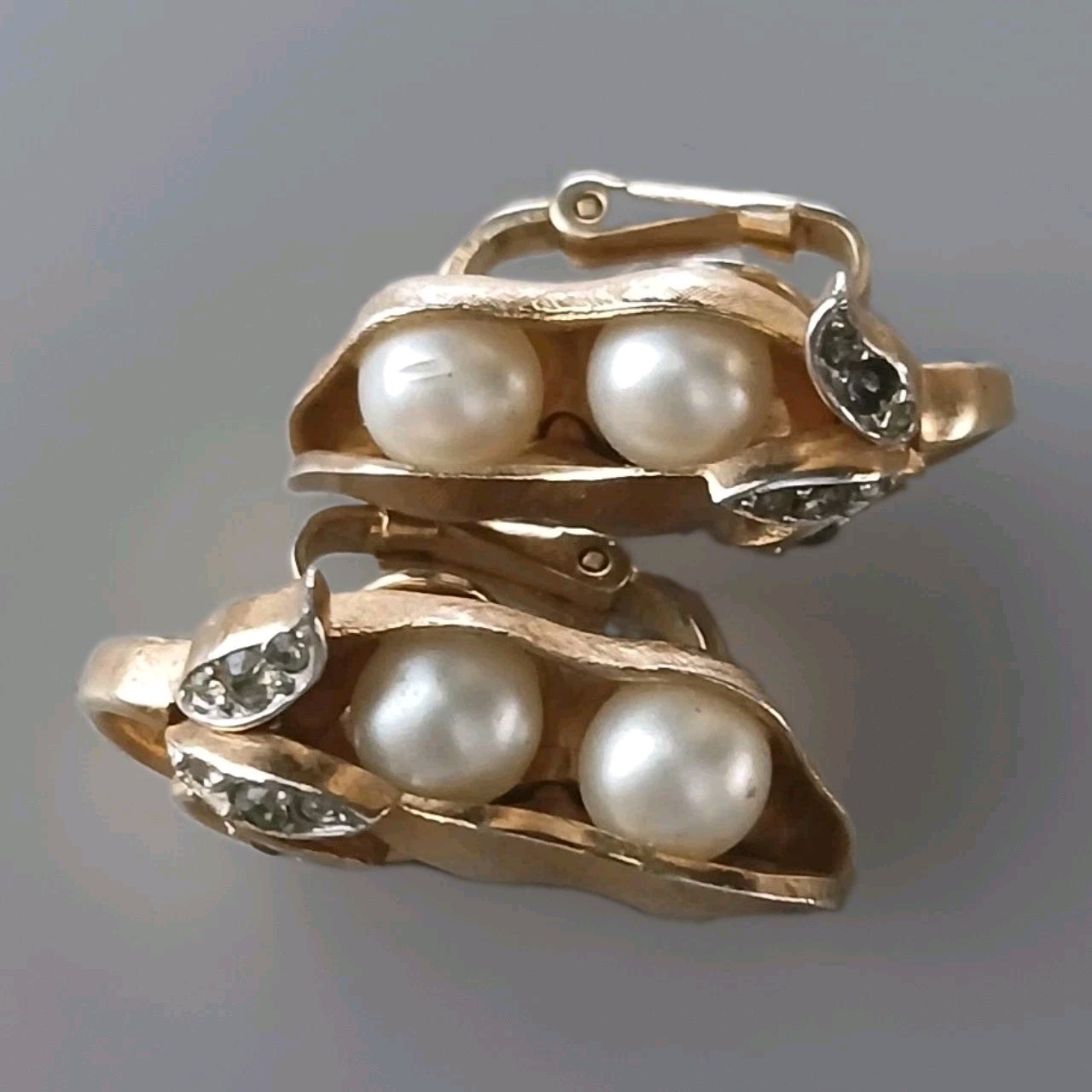 Vtg TRIFARI Alfred Phillipe Gems of the Sea Peapod Clipon Earrings 1960's ~flaw~ Vtg TRIFARI Alfred Phillipe Gems of the Sea Peapod Clipon Earrings 1960's ~flaw~