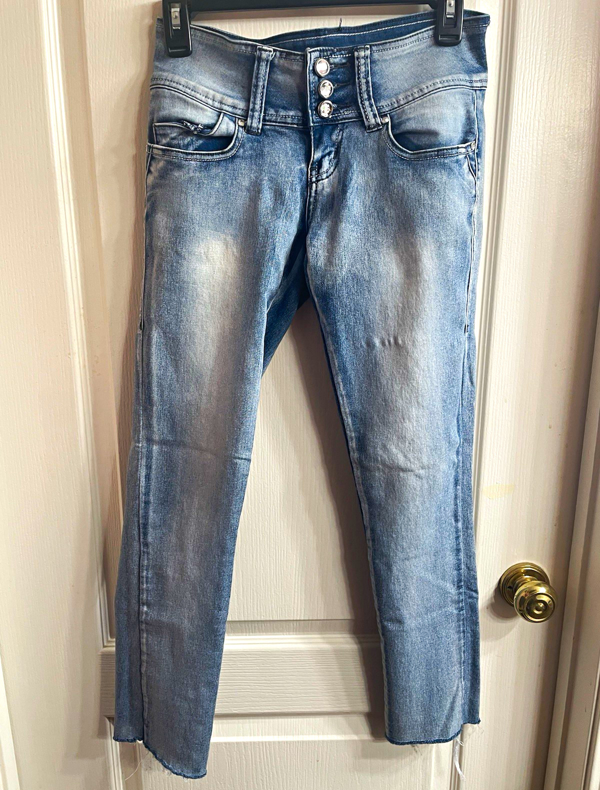 Jeans Colony Women’s Light Wash Distressed Skinny Jeans Normcore Minimalist