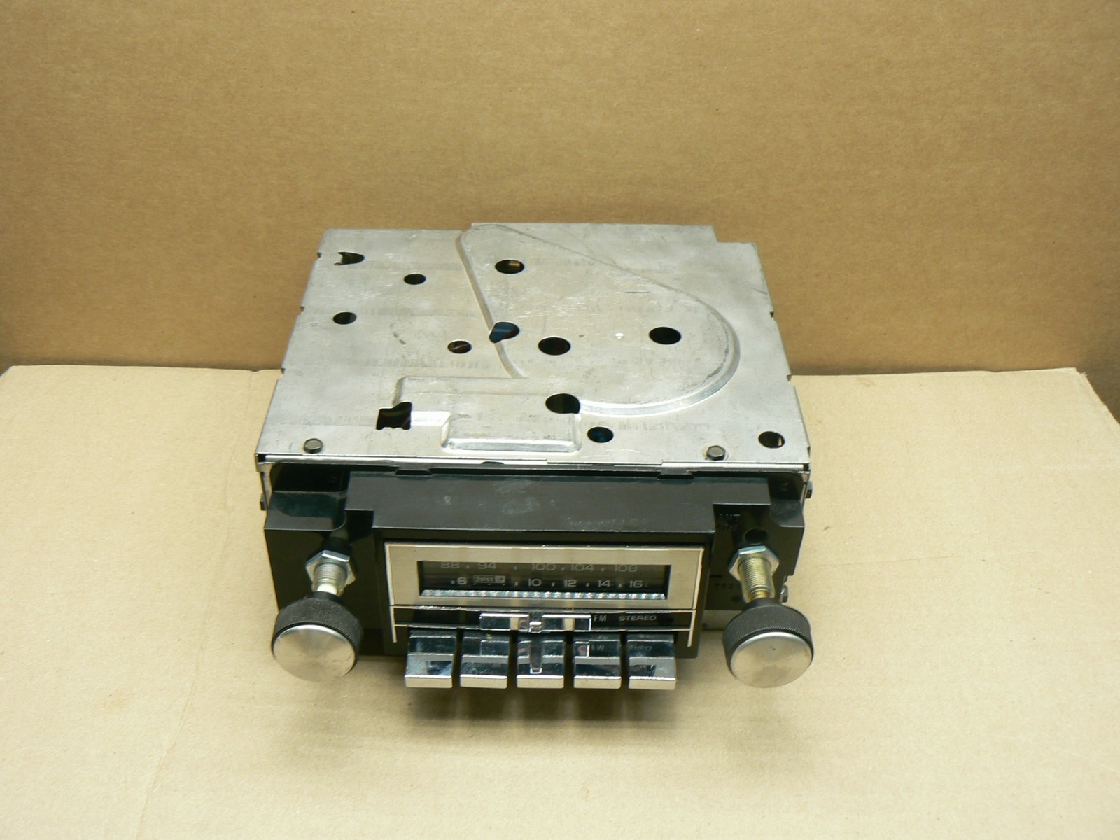 Vintage GM Delco AM FM Stereo Push button Radio 16009960  Untested