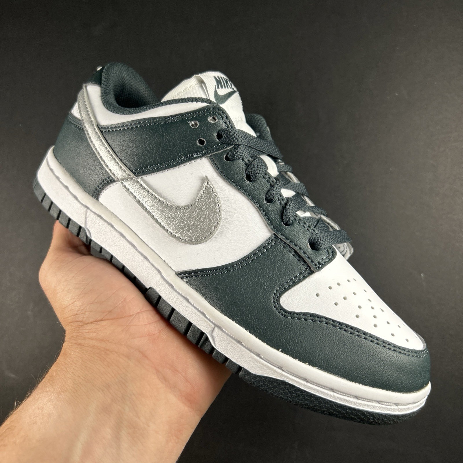 Womens Size 7 - Nike Dunk Low \