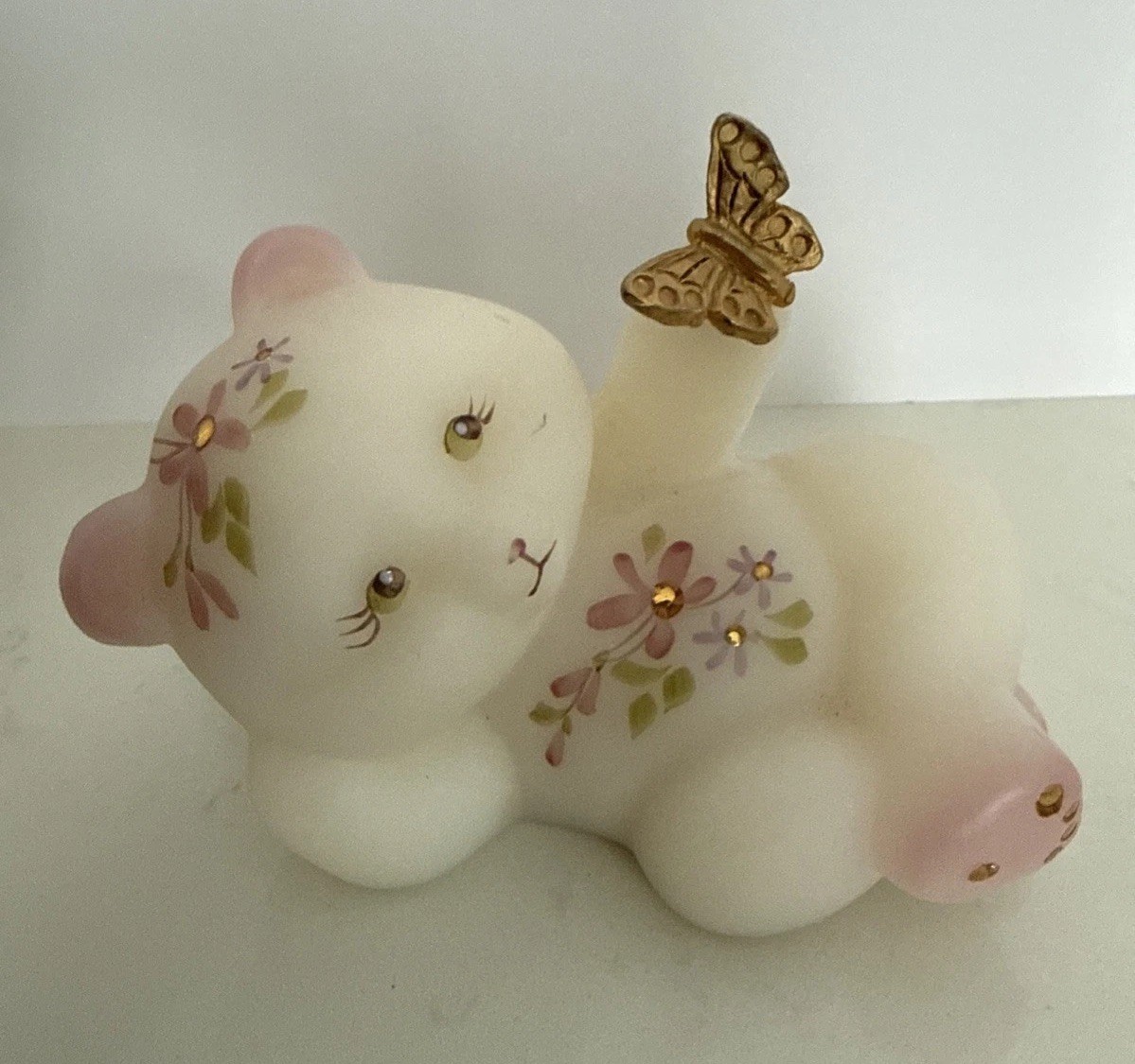 VINTAGE FENTON ARTIST SIGNED SATIN BEAR W/FLOWERS & BUTTERFLY ART GLASS FIGURINE VINTAGE FENTON ARTIST SIGNED SATIN BEAR W/FLOWERS & BUTTERFLY ART GLASS FIGURINE