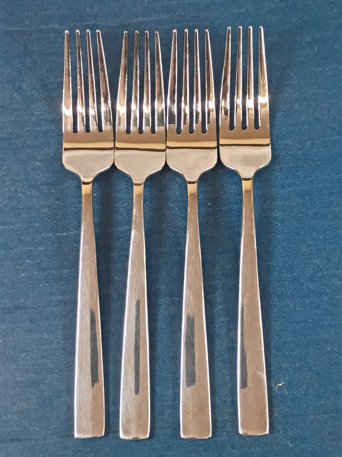 4 Mikasa EVERETT Dinner Forks 18/10 Glossy Stainless Steel 8 Inches