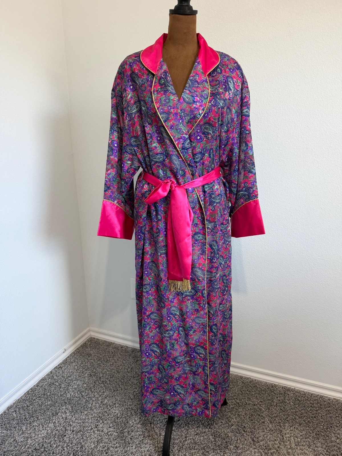 Cabernet Vintage Long Sleeve Paisley Floral Boho Sheer Belted Bathrobe Size M Cabernet Vintage Long Sleeve Paisley Floral Boho Sheer Belted Bathrobe Size M