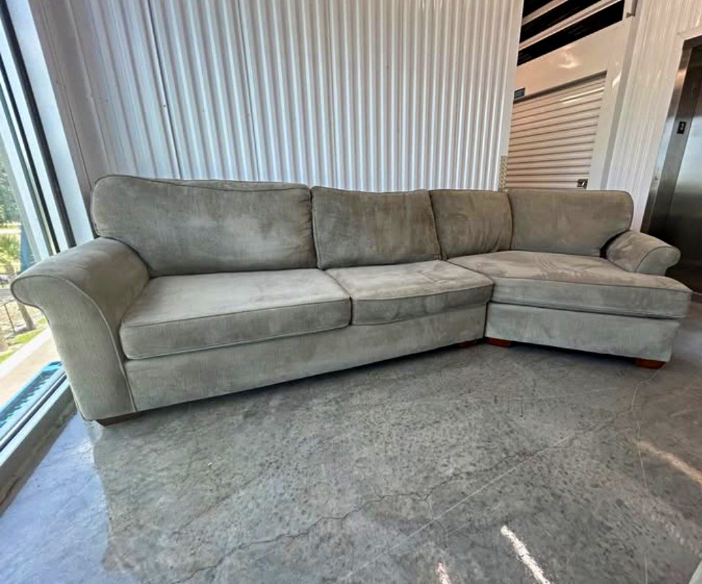 Havertys Gray Sectional Sofa Right-Facing Chaise Solid Upholstery Throw Pillows Havertys Gray Sectional Sofa Right-Facing Chaise Solid Upholstery Throw Pillows