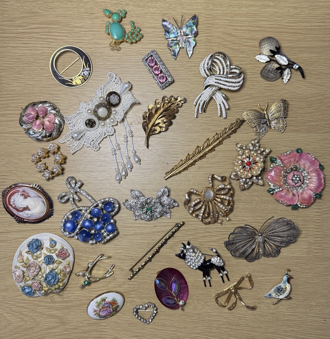Vintage Antique Mixed Lot Of 28 Brooches Pins