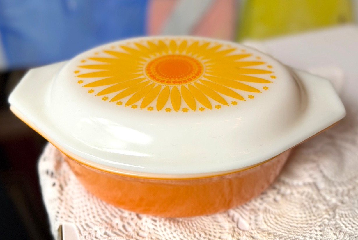 Vtg 1960’s Pyrex Daisy Sunflower 1.5 Qt Oval Casserole Dish #043 Near Mint w/Lid