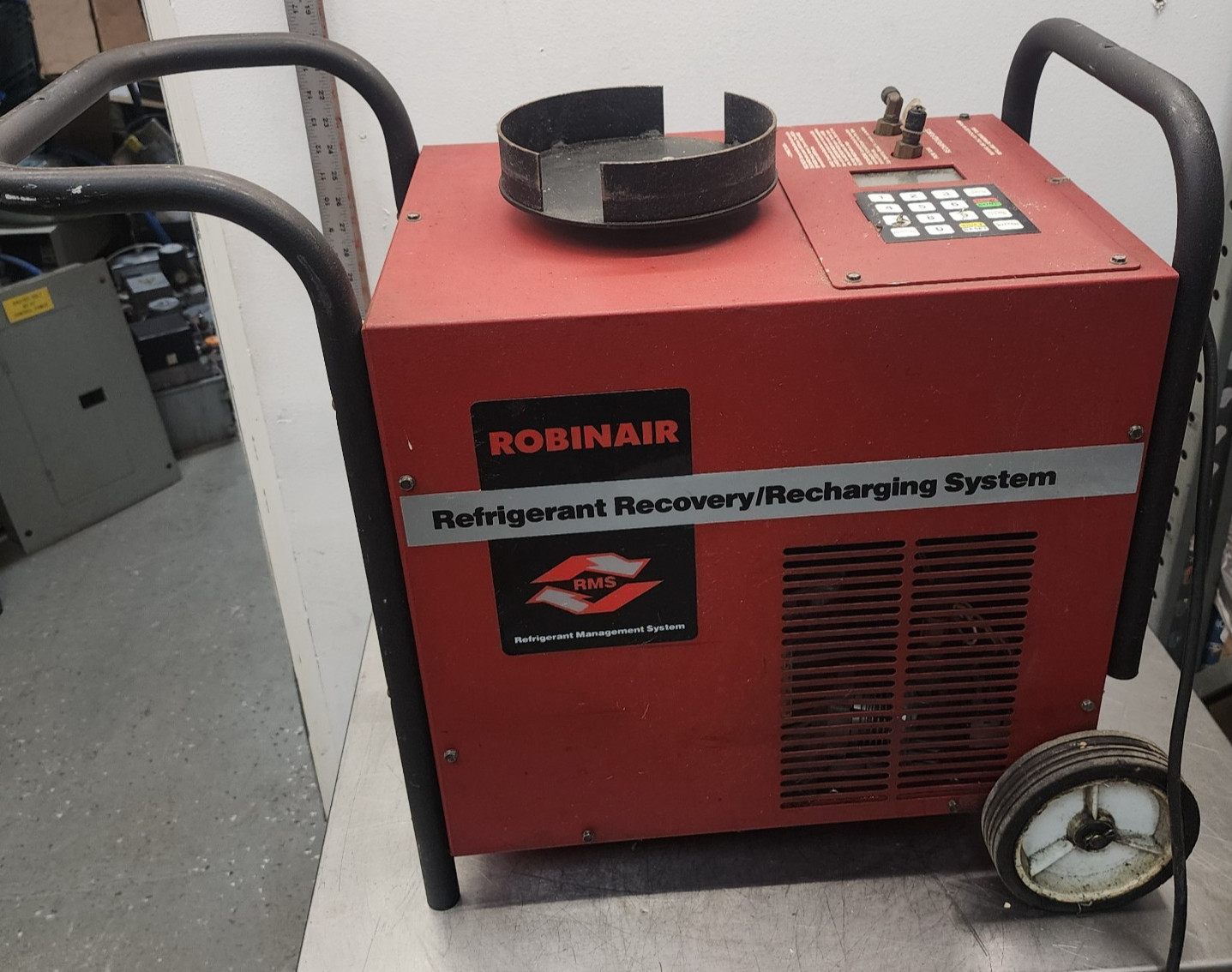 Robinair Refrigerant Recovery & Recharging Station 17600A #A Robinair Refrigerant Recovery & Recharging Station 17600A #A