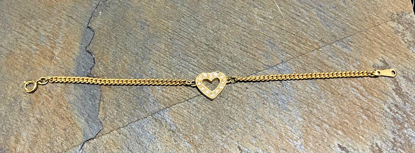 Vintage Gold Tone Chain Bracelet With Heart Pendant Vintage Gold Tone Chain Bracelet With Heart Pendant