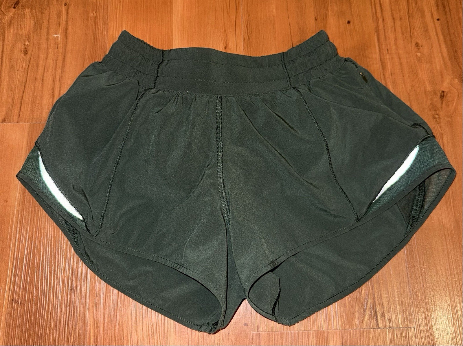Lululemon Hotty Hot Short II 2.5” Size 2 Lululemon Hotty Hot Short II 2.5” Size 2